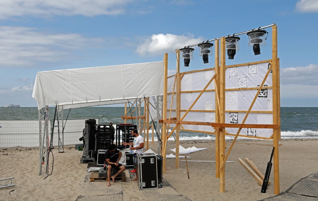Am Ostseestrand werden Bühne und Catering-Bereiche für für das Open Air Event "Am Meer" aufgebaut.