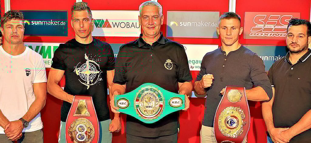 SES-Promoter Ulf Steinforth vorm Junioren-WM-Duell im Halbschwergewicht mit den Kämpfern Tom Dzemski (2.v.l.) und Michael Eifert (2.v.r.). Daneben stehen jeweils die Trainer Dirk Dzemski und Ali Celik.
