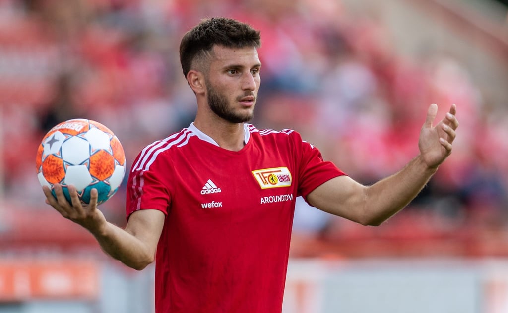 Leon Dajaku von Union Berlin wirft den Ball ein.