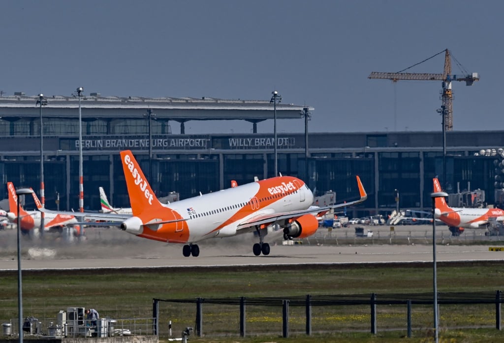 Die britische Billigfluggesellschaft Easyjet will im Sommer mehr Flüge anbieten.