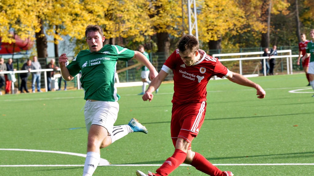Marcel Pusch (r.) gehörte im Viertelfinale des Sparkassen-Cups 2021 gegen den SC Seeland zu den Aktivposten des SV 09 Staßfurt auf den Außenbahnen.
