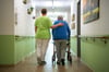 Trotz Lohnzuwachs bleibt der Personalmangel in der Altenpflege hoch.