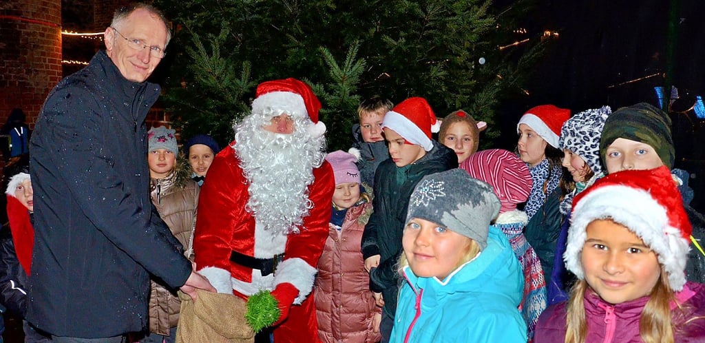 Ob der Weihnachtsmann und Bürgermeister Andreas Dittmann als Gehilfe auch in diesem Jahr wieder auf dem Zerbster Weihnachtsmarkt in leuchtende Kinderaugen sehen werden, wie hier 2019, als der letzte Weihnachtsmarkt stattfand, ist noch völlig offen.