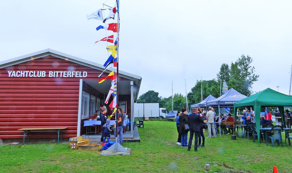 Das neue Vereinshaus des Yachtclubs Bitterfeld hat zur offiziellen Einweihung am Samstag viele Gäste aus nah und fern angezogen.