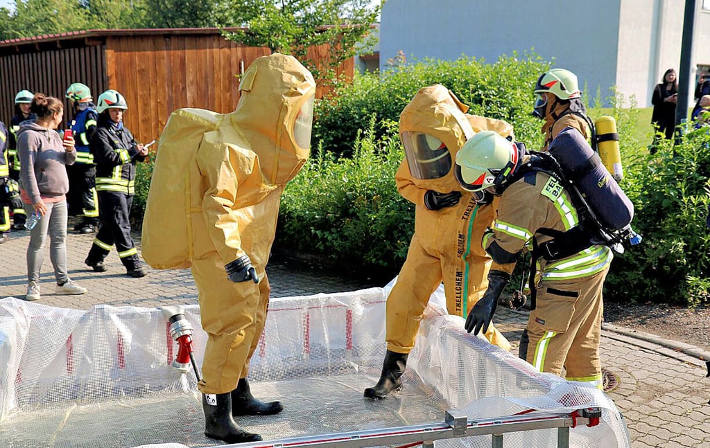 Entkontaminieren nach einem fiktiven Chlorgasunfall in der Kinder-Reha-Klinik - auch das gehört zur Ausbildung im Zeltlager der Bad Kösener Feuerwehr.