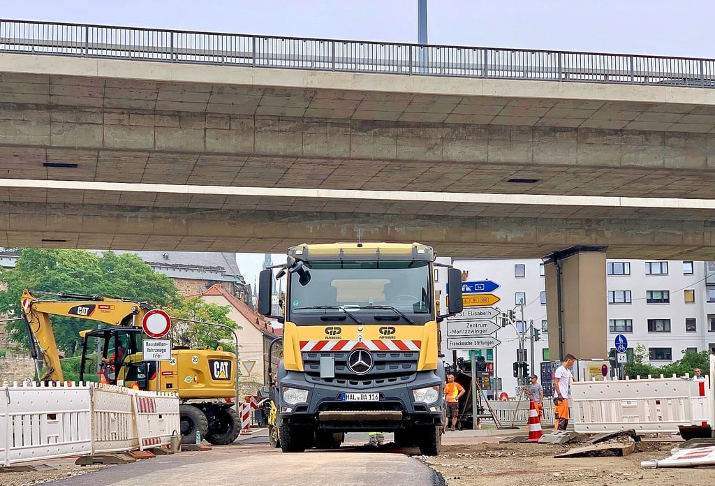 Dir Firma Papenburg baut auf dem Glauchaer Platz eine provisorische Fahrbahn als Ersatz für das letzte Teilstück der Glauchaer Straße. Dadurch kann der gesamte Knoten zu einer Großbaustelle werden.