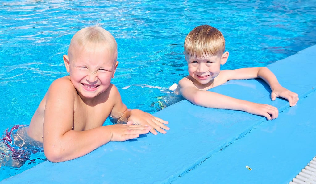 Die Schwimmkurse in den Freibädern der Stadt sind komplett ausgebucht. Im Potzehner Freibad läuft aktuell ein Kurs für die Jüngsten, hier legten Wilhelm Kauer (links) und Henri Isensee eine kurze Schwimmpause ein.