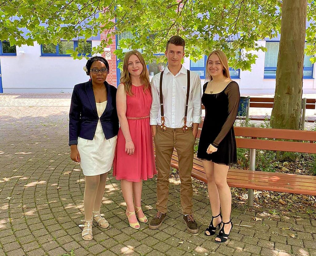 Erinnerungsfoto an die Fachoberschule: Lisa Magul, Bahu Machmudova, Lucas Niklas Wagenbreth und Victoria Sheketa (v.l.).