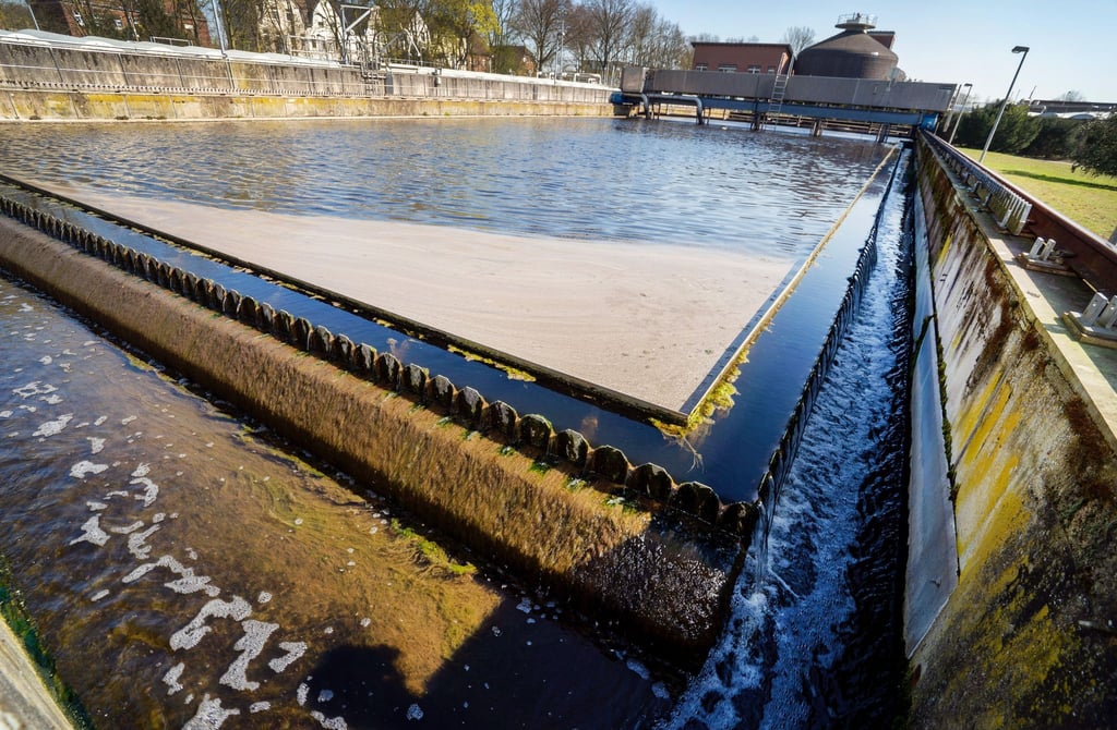 Wasser fließt durch ein Becken der Kläranlage.