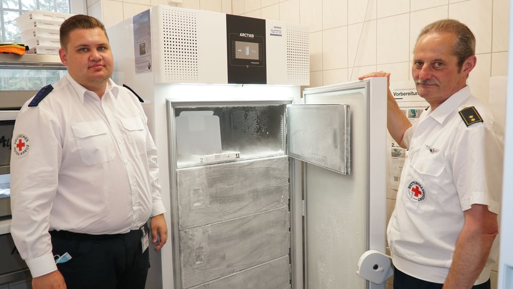 Friedhelm Cario (rechts) und sein Stellvertreter Christian Michael – sie leiten das Impfzentrum in Stendal – gewähren einen Blick in den minus 80 Grad kalten Gefrierschrank, in dem der Impfstoff, zum größten Teil von Biontech/Pfizer, gelagert wird.