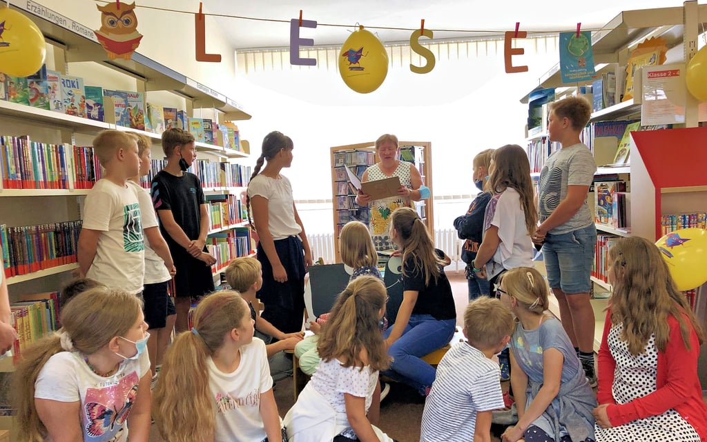 Zum Start des XXL-Lesesommers waren Montag Viertklässler aus der Lessing-Grundschule Braunsbedra in ihre Stadtbibliothek gekommen.