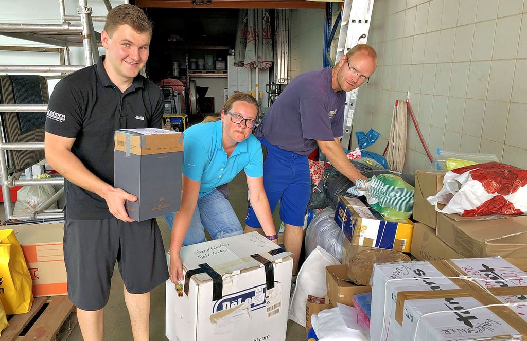 Justin Dietl, Christiane Sättele-Schiffler und Michael Schiffler (v.l.) von der Feuerwehr Wethautal nahmen im Feuerwehrgerätehaus in Stößen Sachspenden für die Hochwasseropfer entgegen. Die Resonanz war groß.