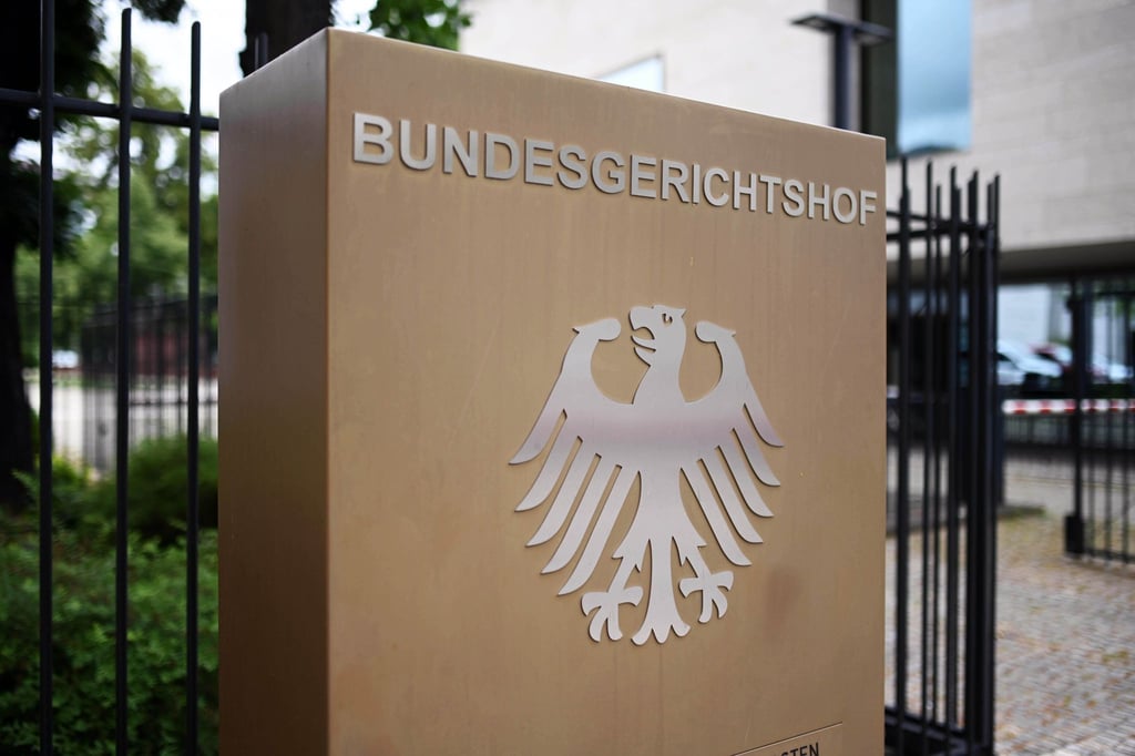 Ein Hinweisschild mit dem Bundesadler und dem Schriftzug Bundesgerichtshof ist zu sehen.