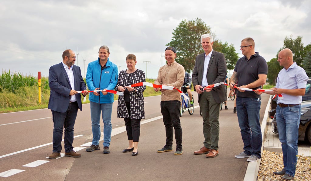 Mit dem obligatorischen Bänderdurchschneiden wurde der Radweg am Montagvormittag offiziell eingeweiht.