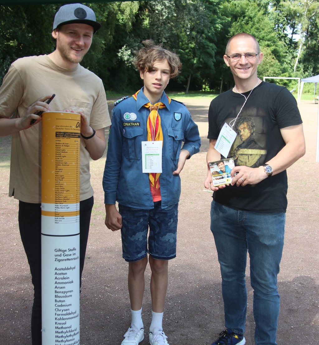 An der Station „Sucht" von Albert Kucheriavenko erfuhren Pfadfinder Jonathan und Vater Frank Jeschke, welche Gifte in Zigaretten stecken.