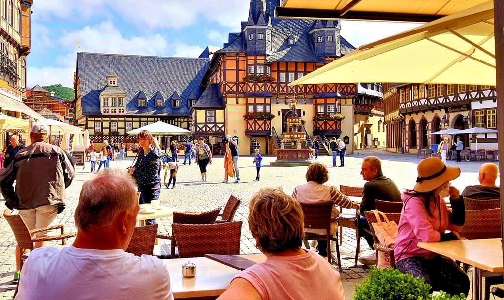 Wernigerode nach dem Lockdown: Die Tische der Restaurants sind gefüllt, Touristen besuchen die Stadt. Aber zurückhaltender als im Sommer 2020.
