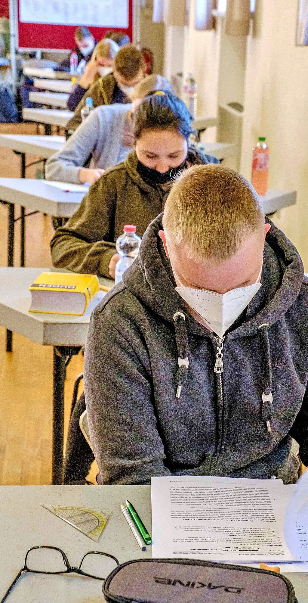 30 Minuten extra gab es in diesem Jahr für Prüfungen - hier Abiturienten in Gräfenhainichen (Kreis Wittenberg).