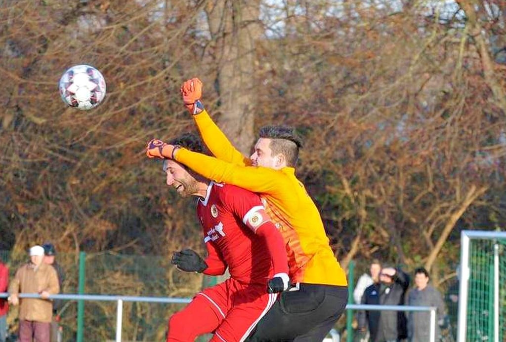 Für Torhüter Stephan Pingel (r.) und Union Schönebeck war das letzte Liga-Aufeinandertreffen mit dem SV 09 Staßfurt im Herbst 2019 eine umkämpfte Partie.