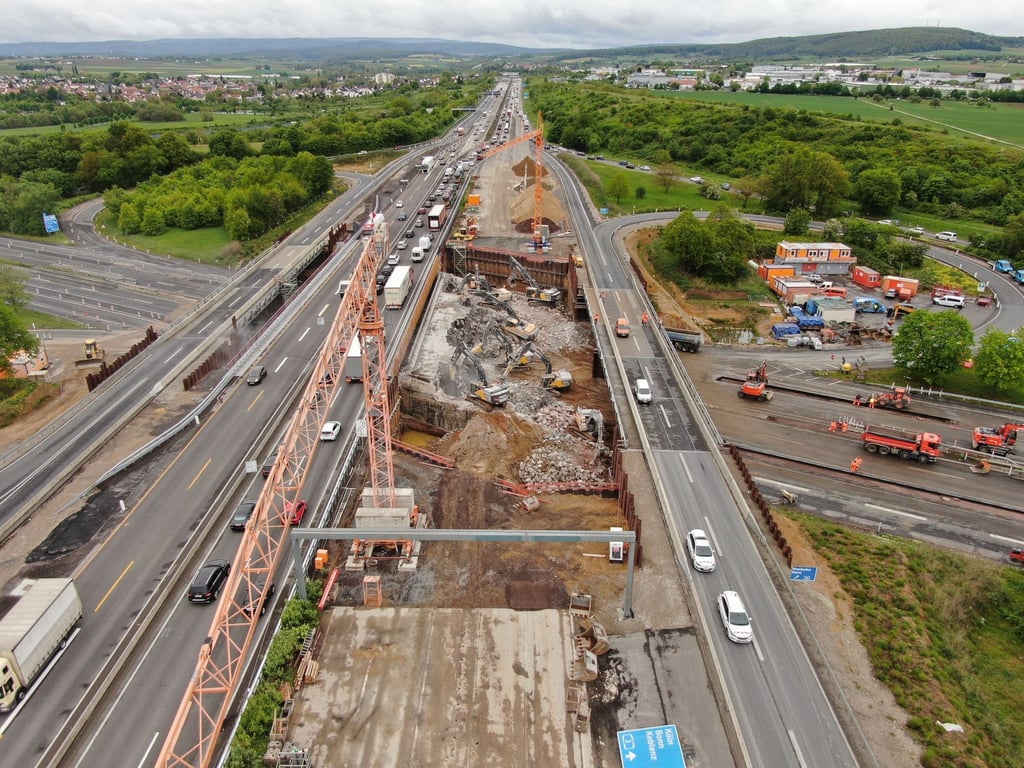 Autos fahren neben einer Großbaustelle auf der Autobahn am Wiesbadener Kreuz (Symbol). Die Service-App der Autobahngesellschaft des Bundes geht an den Start.
