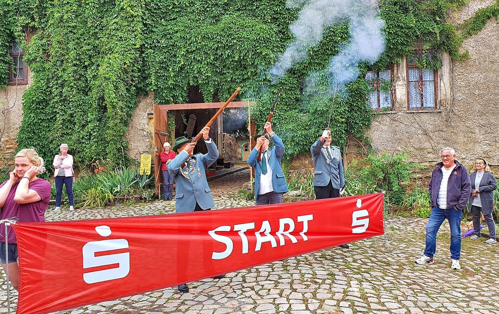 Nicht zu überhören: Nach dem wortwörtlichen Startschuss durch die Schlanstedter Schützen war der 18. Huy-Burgen-Lauf offiziell eröffnet.
