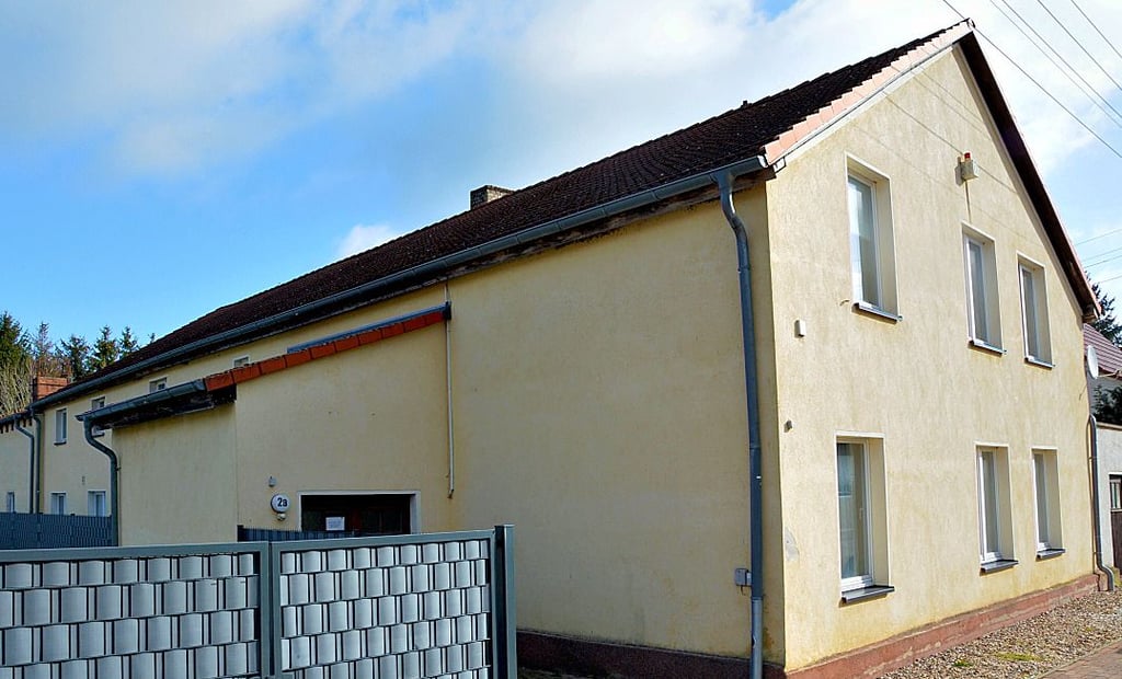 Das Dorfgemeinschaftshaus in Berge: Im Obergeschoss ist eine Wohnung, der Saal ist ein Anbau im hinteren Bereich.