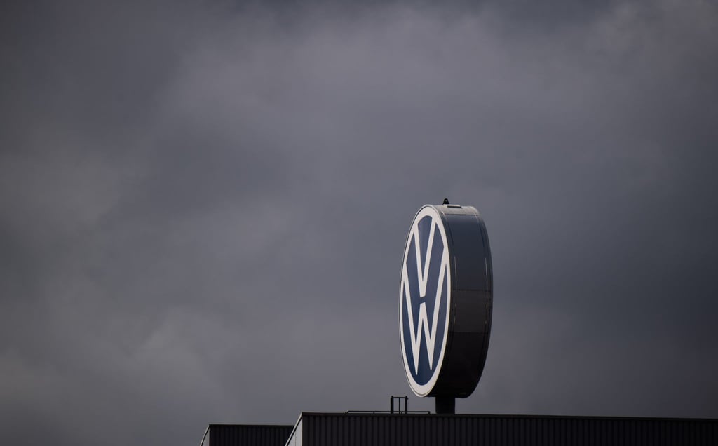 Ein Logo von Volkswagen dreht sich auf dem Werk in Hannover.