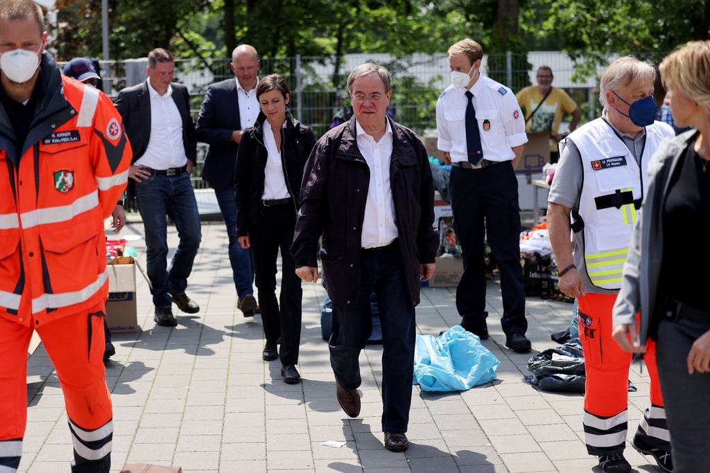 Armin Laschet (M, CDU), Ministerpräsident von Nordrhein-Westfalen, besuchte eine Notunterkunft in der vom Hochwasser stark betroffenen Gemeinde Erftstadt.