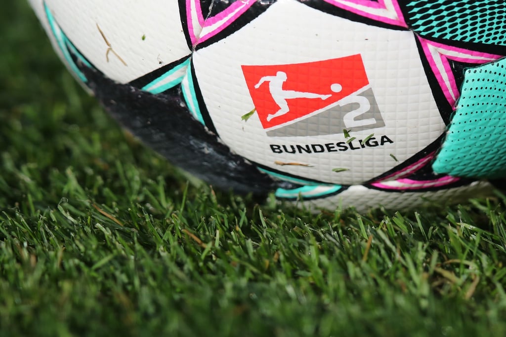 Mit der Partie FC Schalke 04 gegen den Hamburger SV startet die 2 Liga am 23. Juli in die neue Saison.