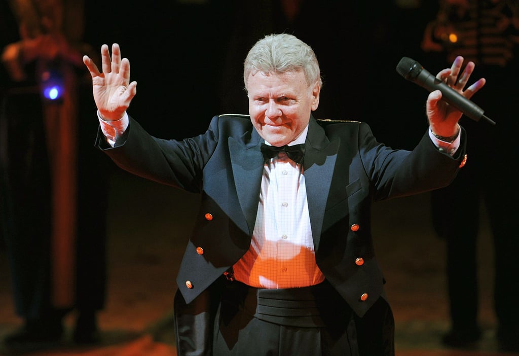 Circusdirektor Gerd Siemoneit-Barum winkt nach der letzten Vorstellung seines Circus dem Publikum zu.