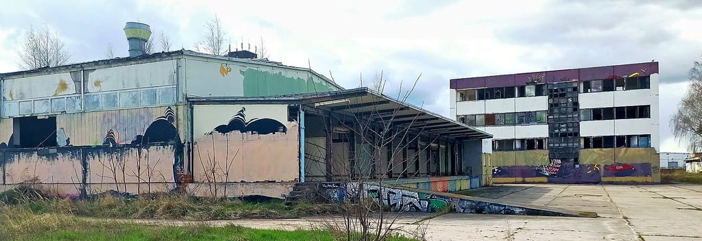 Blick auf das frühere Gelände der Aerosol-Arena. In der vorderen Halle wurde Müll illegal abgelagert.