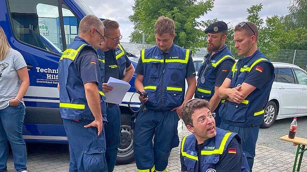 Zur Vorbereitung auf den Einsatz im Krisengebiet gehören unter anderem letzte Absprachen und zu prüfen, ob genug Ladekabel für die Handfunkgeräte vorhanden sind.