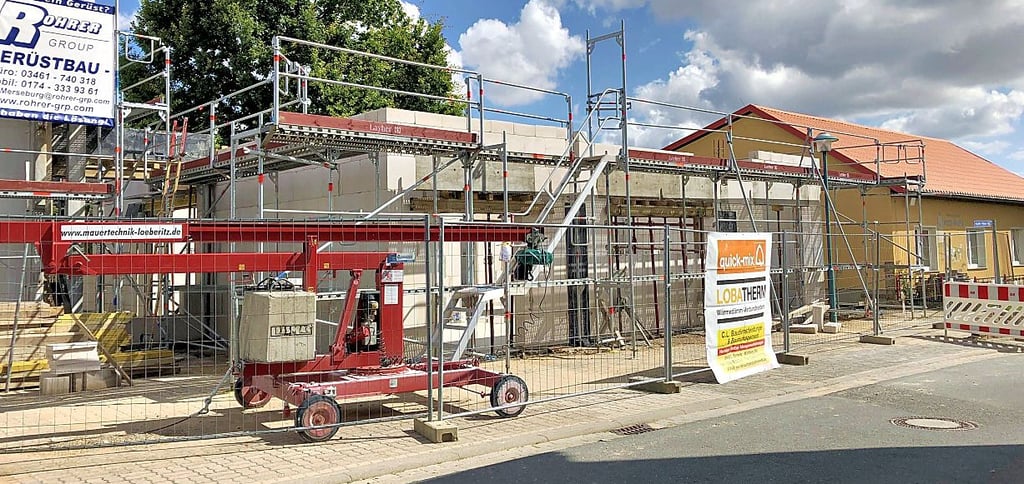 Die Maurerarbeiten für die künftige Verbindung zwischen Kita und Markthalle Langeneichstädt sind bis zur Decke vorangeschritten.