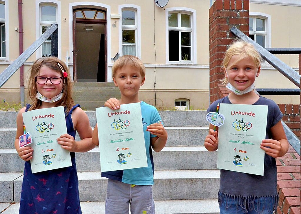 Bei den Erstklässlern konnte Hannah Motzkus (rechts) am besten rechnen, es folgten Maximilian Mielke und Laura Riehs.