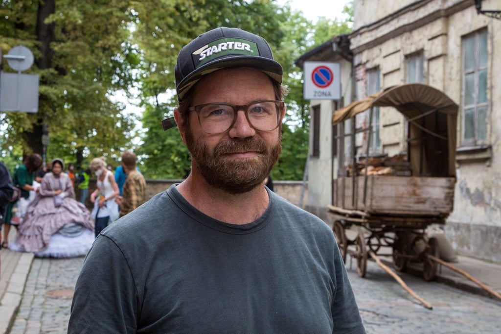 Regisseur Sven Bohse bei den Dreharbeiten in Riga.