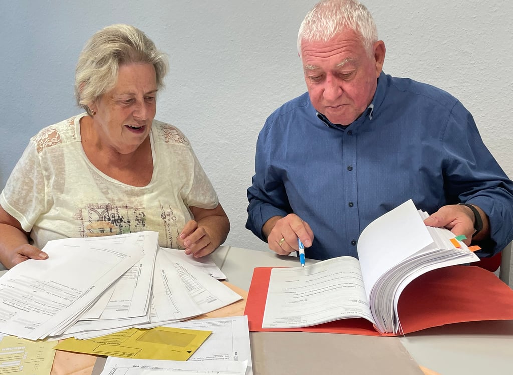 Akten, Formule, Vordrucke: Gerlinde Giese und Karl-Heinz Summa verweisen auf jede Menge Schreibarbeit.