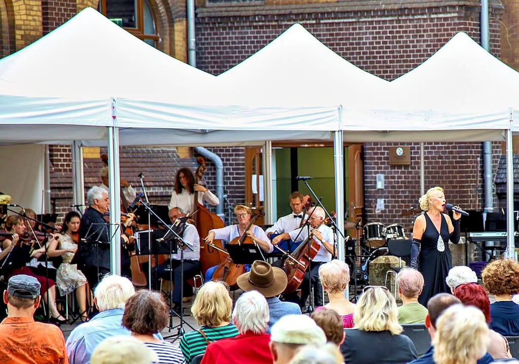 Kristina Ackermann bot im Duett mit Michael Marinov an der Violine „Spiel auf deiner Geige das Lied von Leid und Lust“ von Robert Stolz.