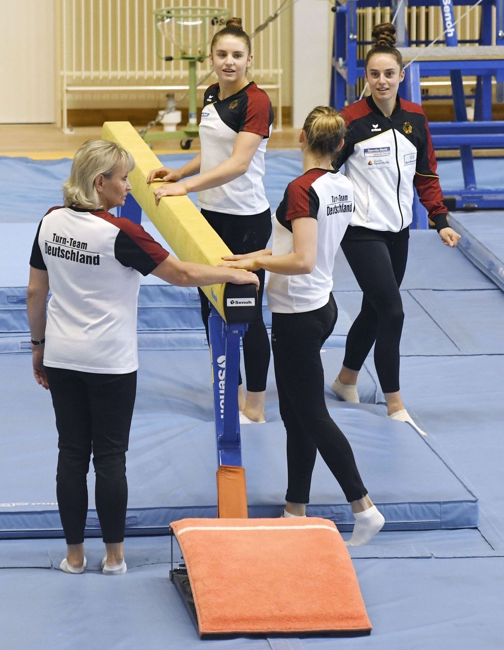 Bundestrainerin Ulla Koch (l) trainiert.