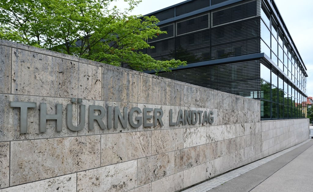 Der Schriftzug „Thüringer Landtag“ steht an der Mauer neben dem Plenarsaal.