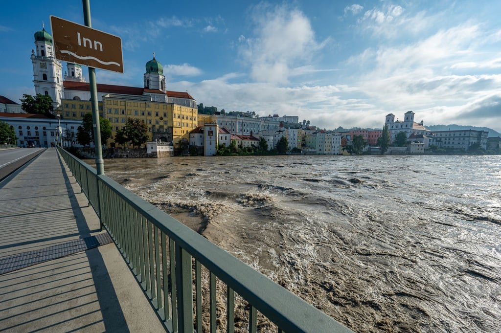 Die Inn in Passau führt Hochwasser: Die Fluten haben auch touristisch attraktive Regionen erreicht.