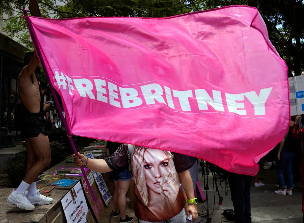 Ein Britney Spears-Anhänger schwenkt eine „Free Britney“-Fahne im Rahmen einer Gerichtsanhörung zur Vormundschaft der Popsängerin.