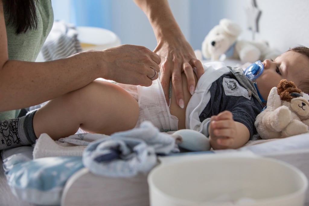 Jahrelang wickeln Eltern ihre Kinder - da ist ihnen ein dichter und gut handhabbarer Schutz wichtig. Und die Haut soll schön trocken bleiben in der Windel.