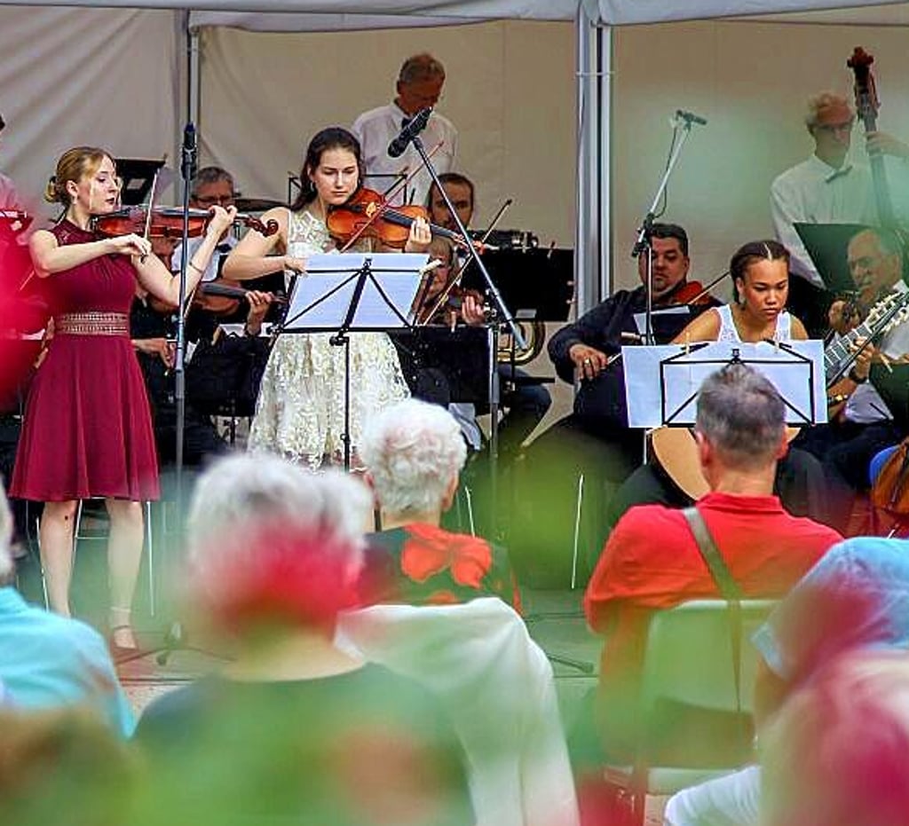Isabel Sowa, Chiara Kießling (Violine) und Jedidah Julian (Gitarre)