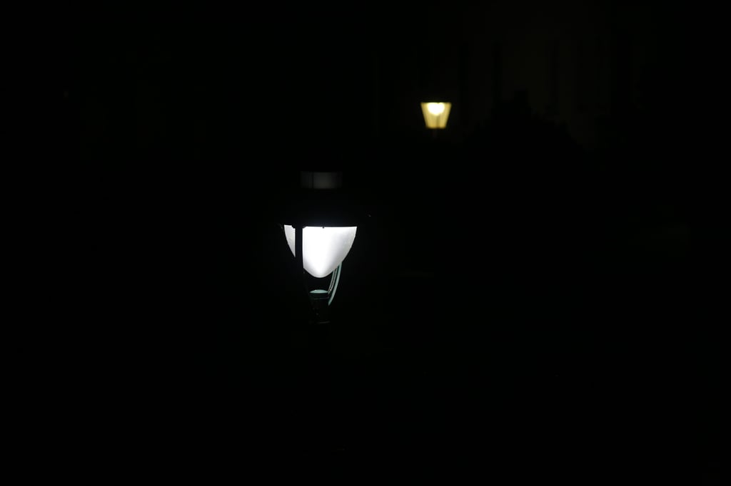 Wie hier in Schönebeck sind die Unterschiede zwischen alten und neuen Straßenlampen klar erkennbar. Auch in Zerbst.