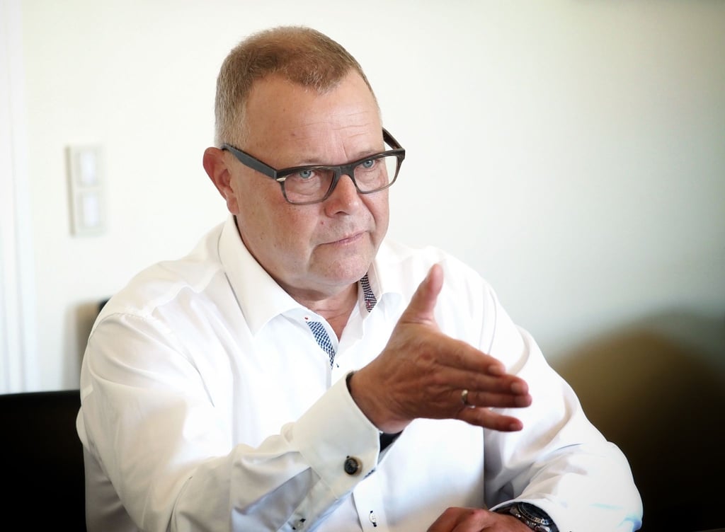 Brandenburgs Innenminister Michael Stübgen spricht während eines Interviews in Potsdam.