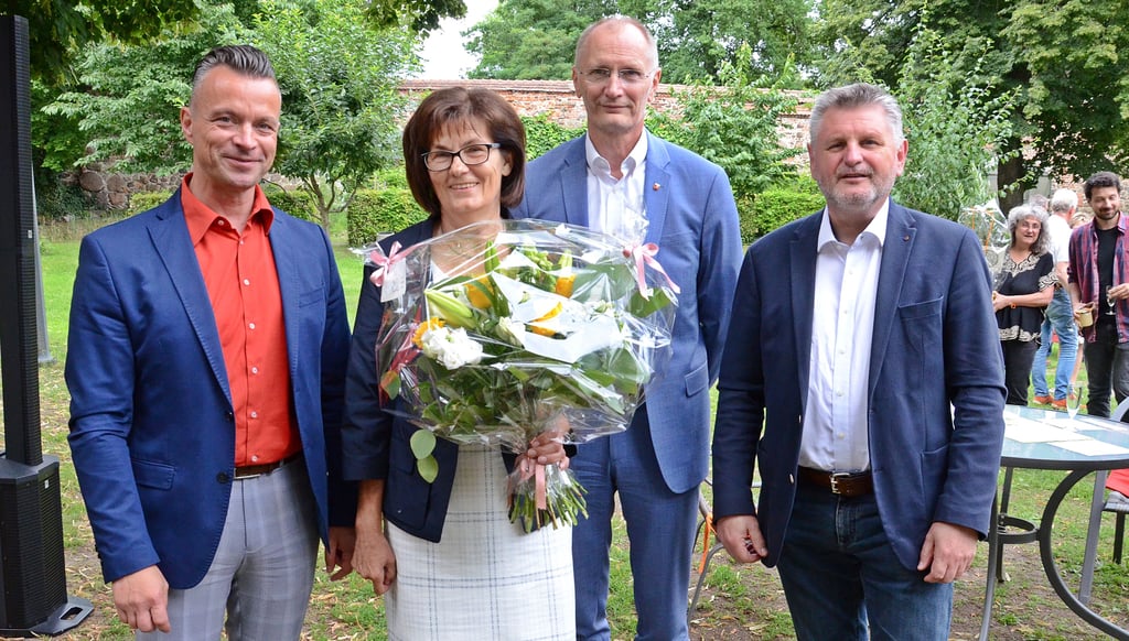 Landrat Andy Grabner, Bürgermeister Andreas Dittmann und Grabner-Vorgänger Uwe Schulze (v.l.) verabschieden Veronika Schimmel.