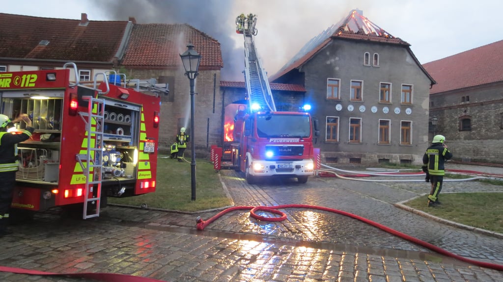 Die Scheune und das Wohnhaus eines Vierseitenhofs in Wegeleben haben heute früh angefangen zu brennen. Ungefähr 100 Feuerwehrleute waren im Einsatz.