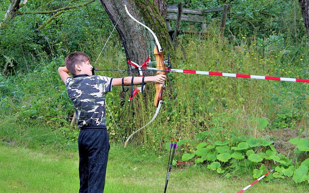 Justin Klatovsky schießt gern mit Pfeil und Bogen.