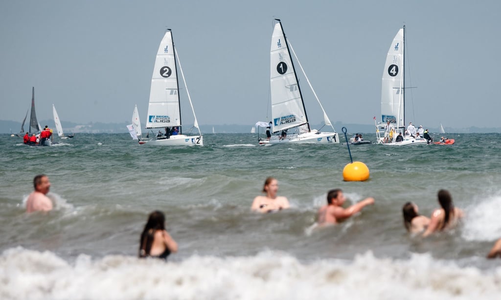 Segelboote fahren ein Regattarennen im Rahmen der Travemünder Woche.