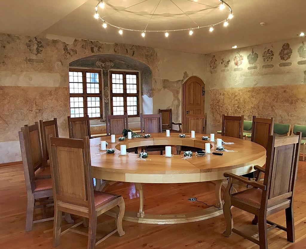 In der Wasserburg Zilly findet sich die Hochzeitsgesellschaft am runden Tisch zusammen.