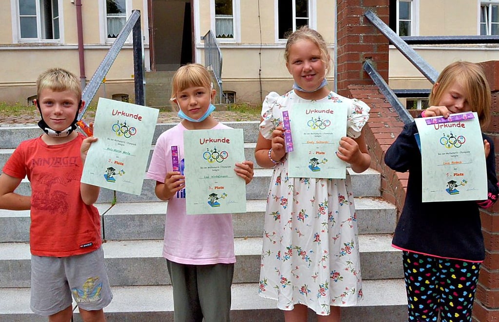 Bei der Matheolympiade der 2. Klasse belegte Lina ( von rechts) den ersten Platz, es folgte Emely, zudem gab es mit Mats-Marlon und Lisa zwei Drittplatzierte.